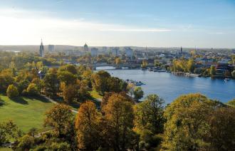 Das Foto zeigt Potsdam in einer Luftaufnahme.